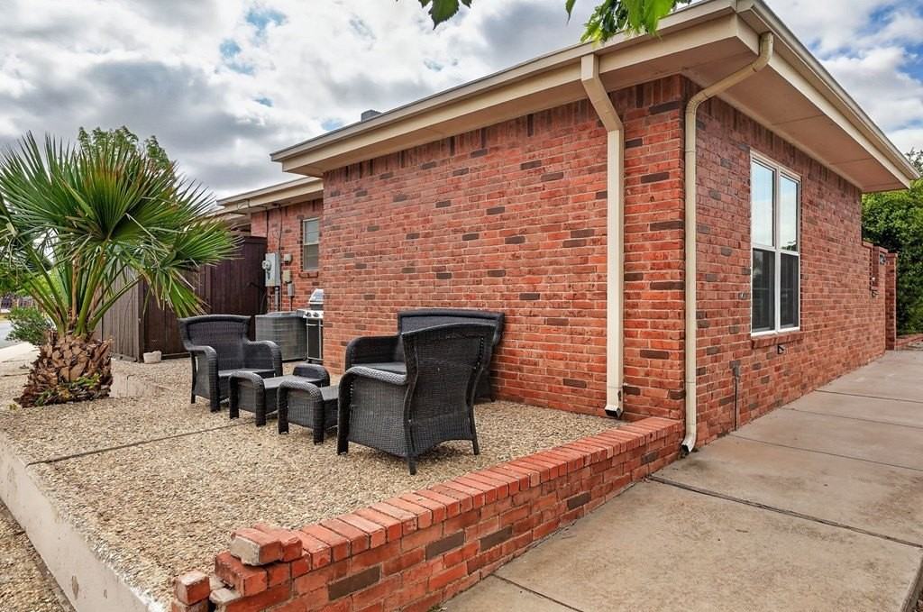 2218 N H St - Photo 2 of 25