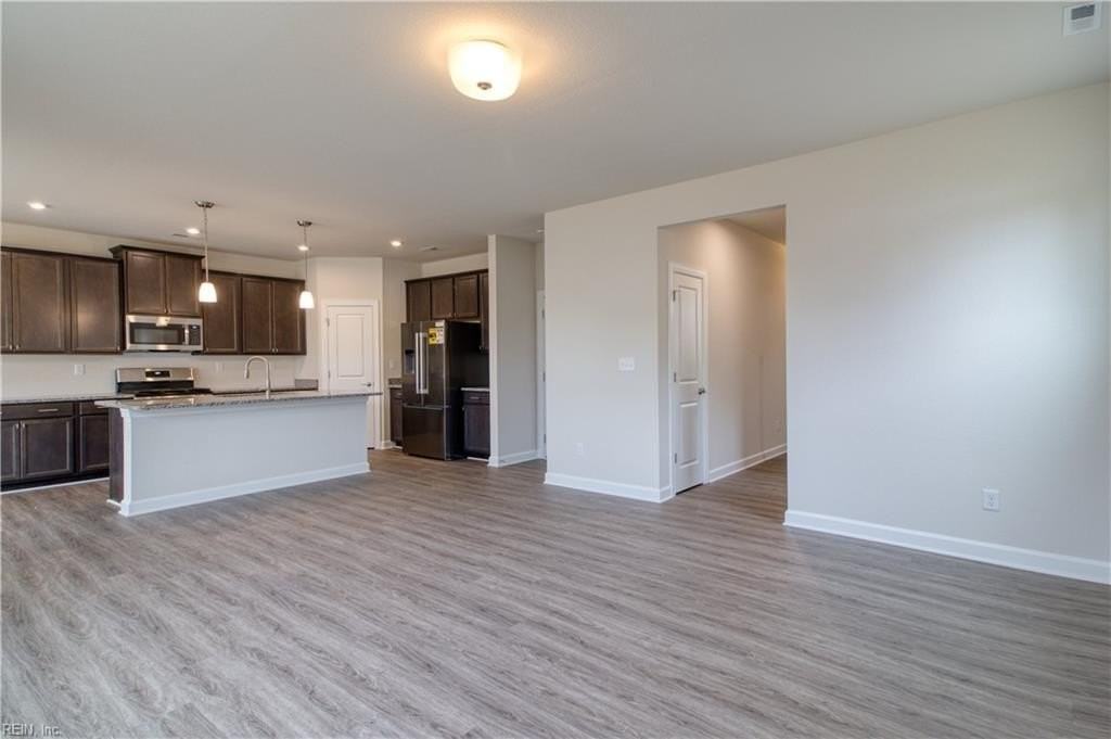 275 Mccormick Dr - Photo 4 of 35