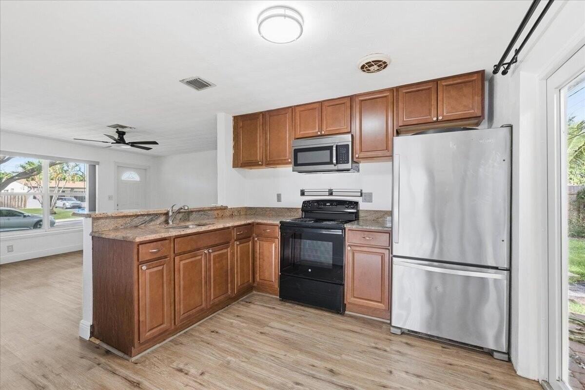 1510 Ne 32nd Pl - Photo 2 of 18