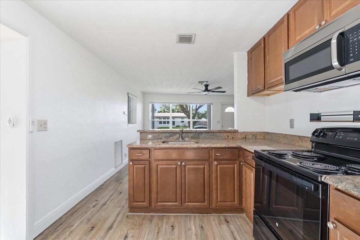 1510 Ne 32nd Pl - Photo 3 of 18