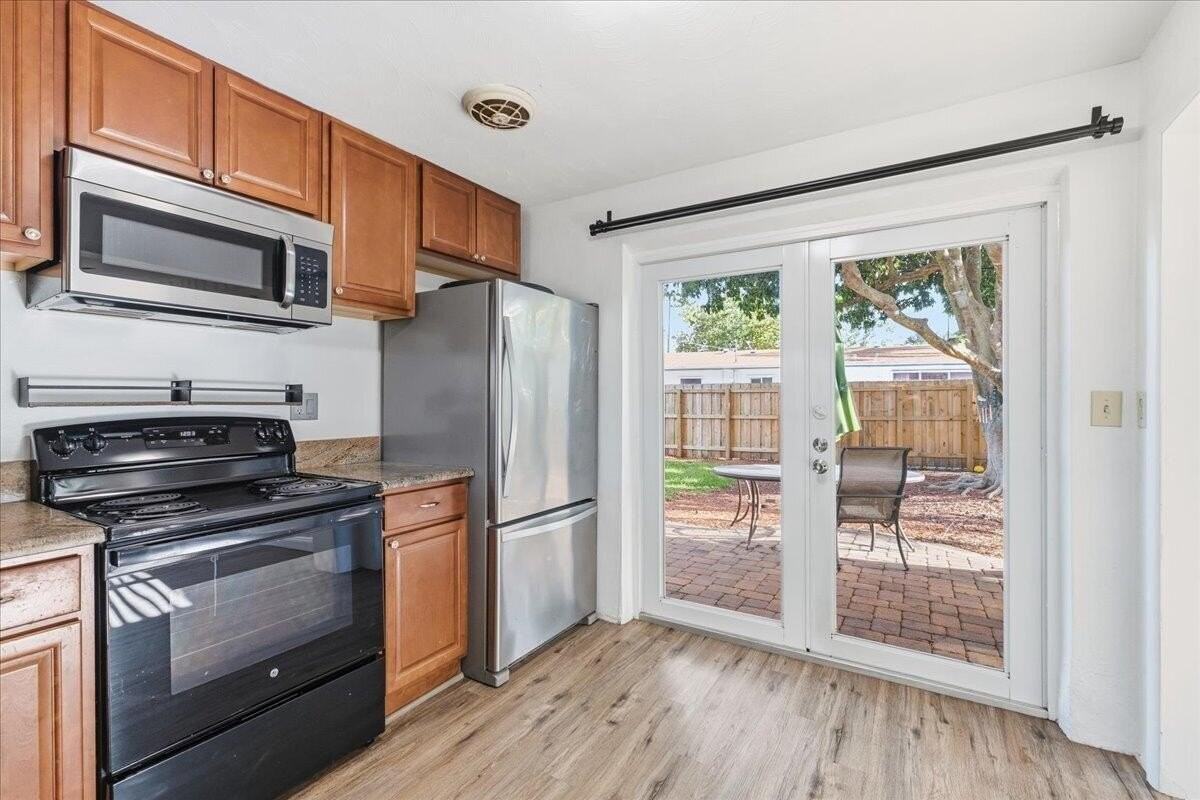 1510 Ne 32nd Pl - Photo 4 of 18