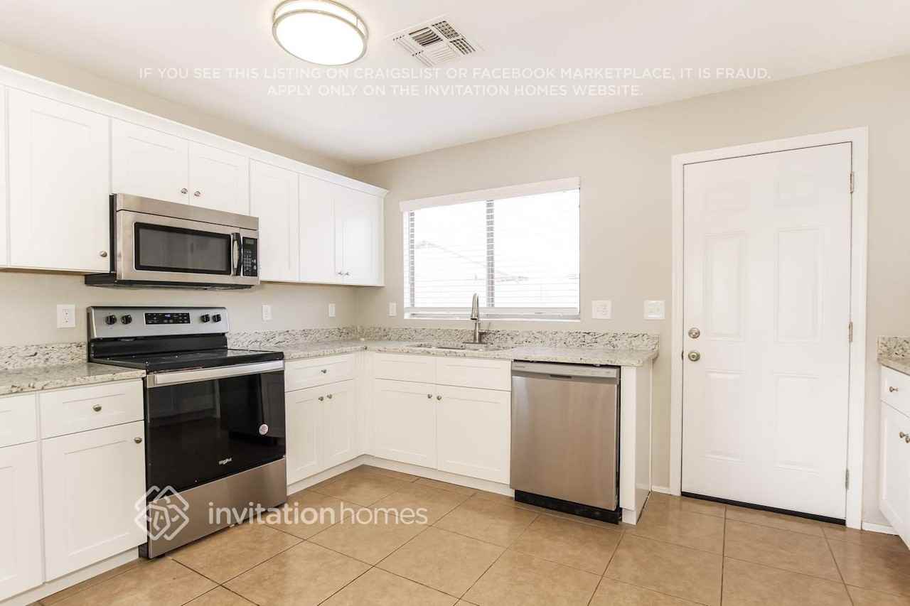 8610 W Eva St - Photo 5 of 16