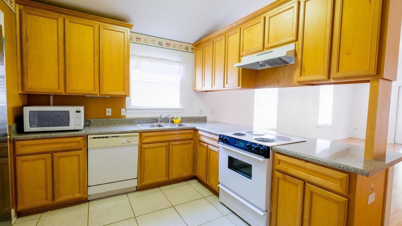 3292 Emerson Ln - Photo 4 of 22