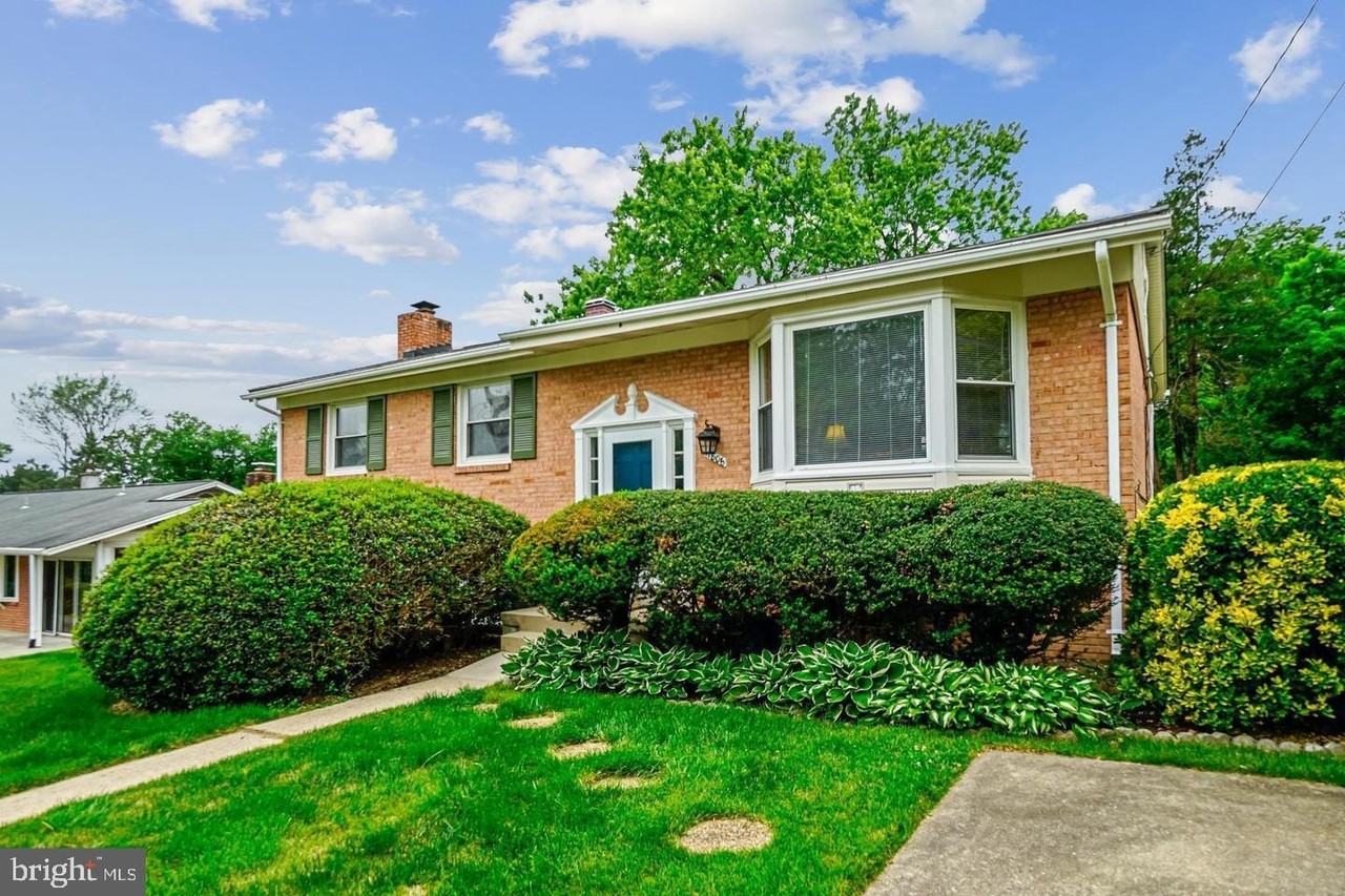 11806 Seven Locks Rd - Photo 2 of 10