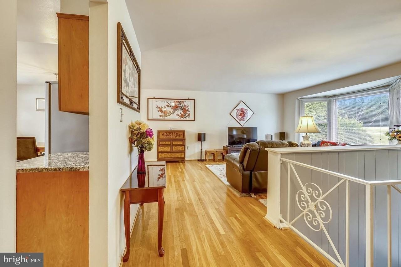 11806 Seven Locks Rd - Photo 6 of 10