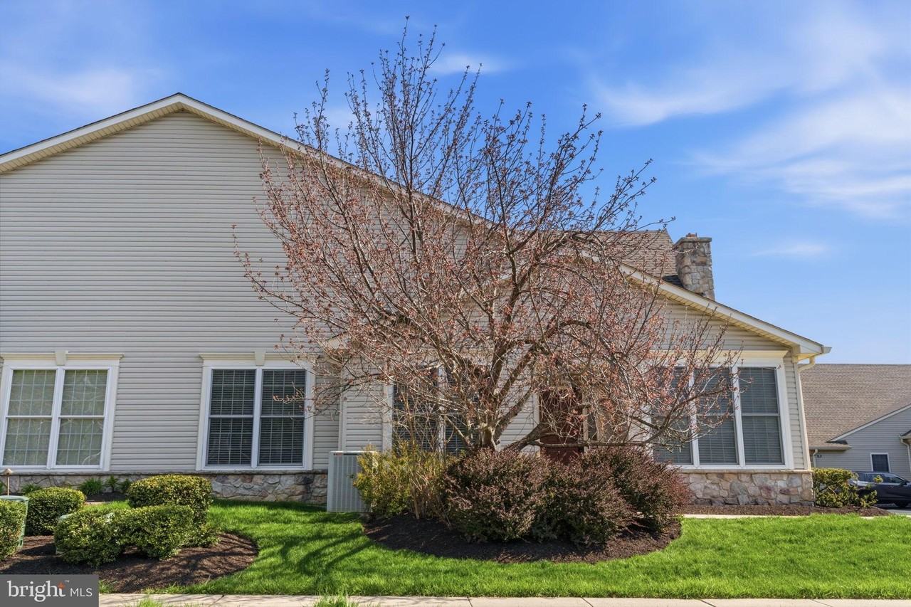 606 Bellflower Rd - Photo 2 of 21