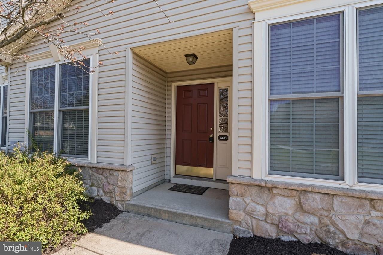 606 Bellflower Rd - Photo 3 of 21