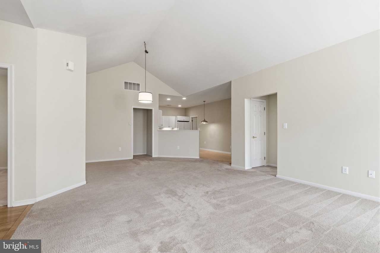 606 Bellflower Rd - Photo 6 of 21