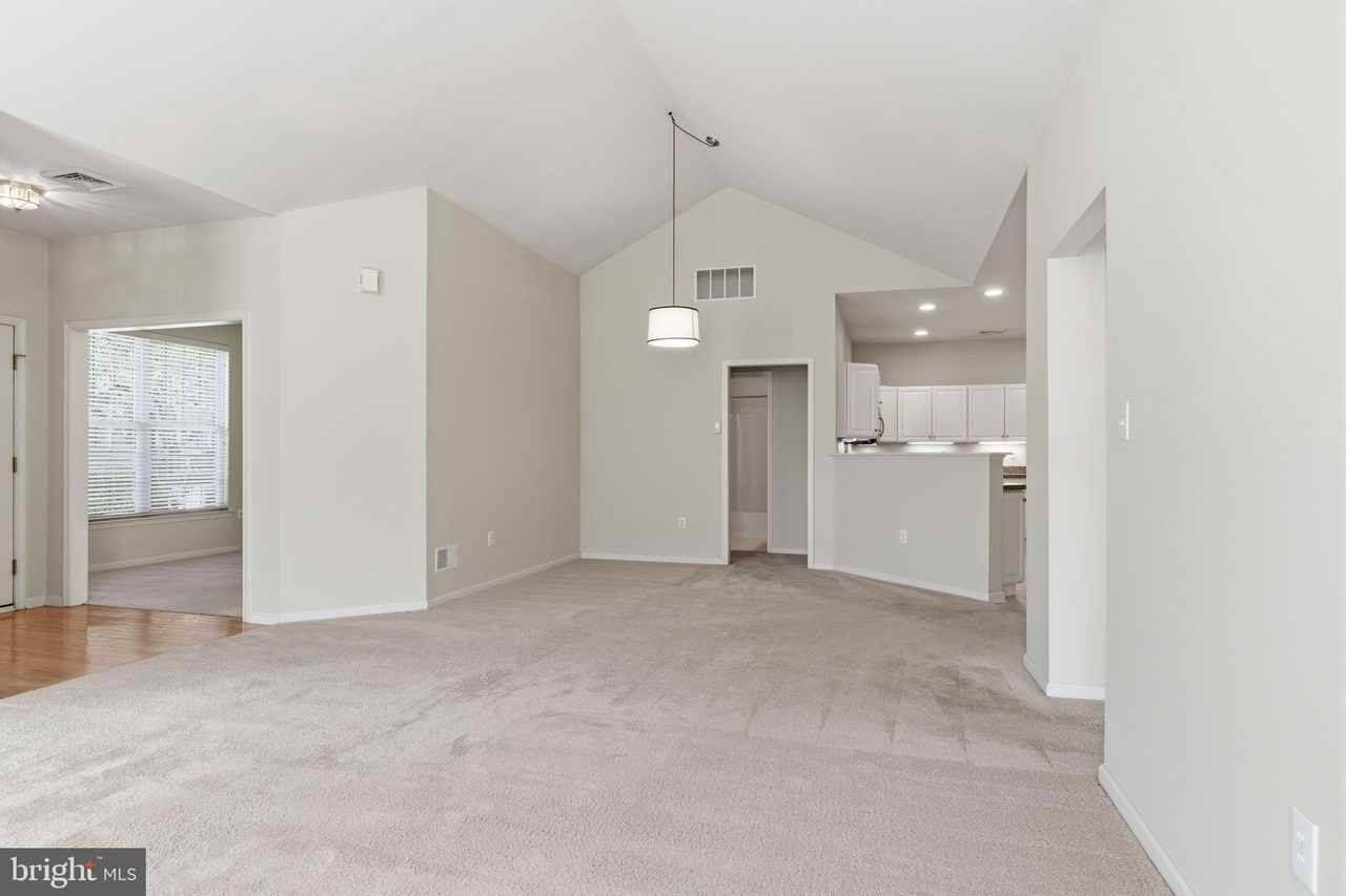 606 Bellflower Rd - Photo 7 of 21