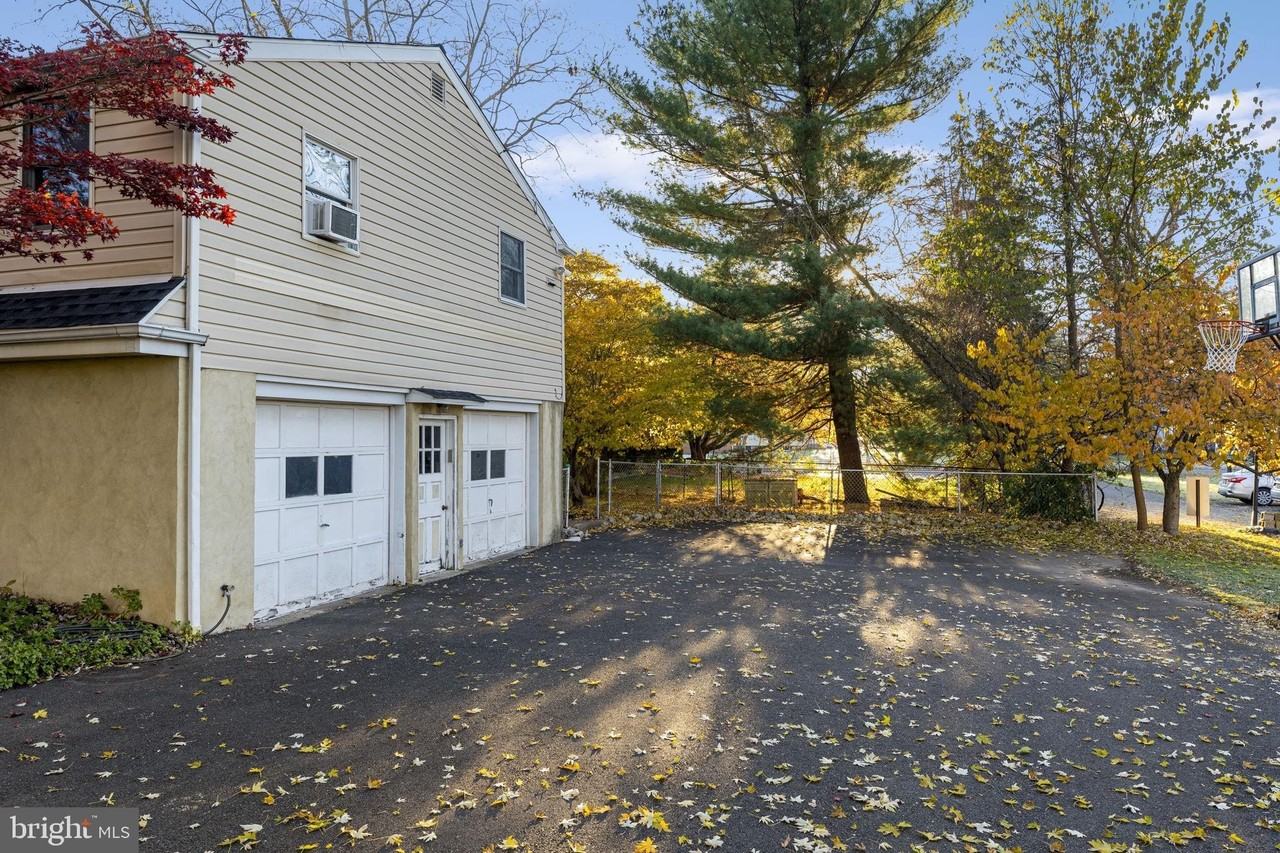 225 Pershing Ave #A - Photo 3 of 19