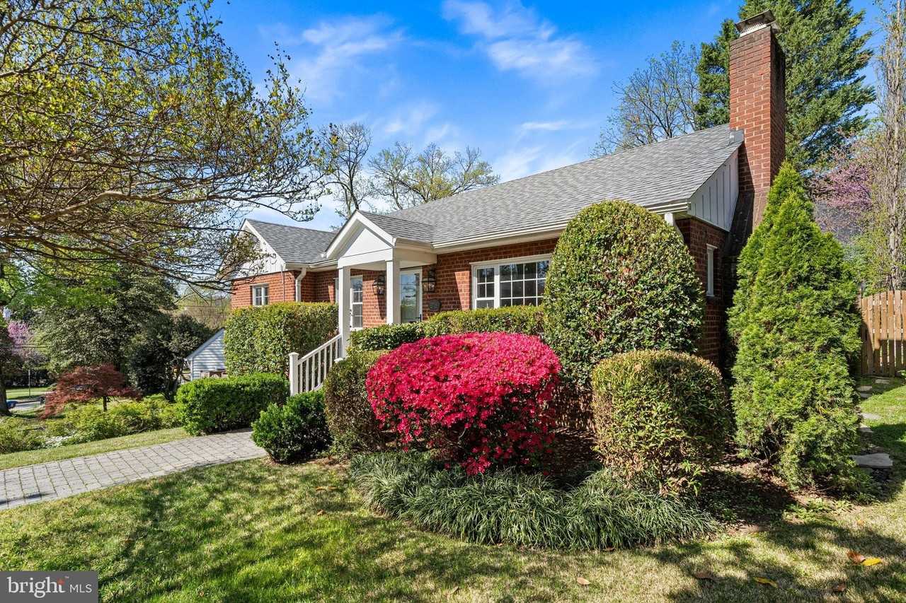 2718 S June St - Photo 5 of 43