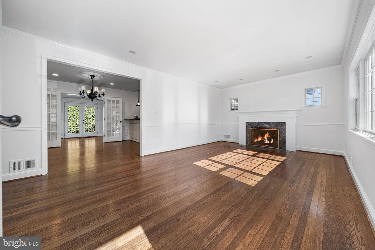 2718 S June St - Photo 7 of 43