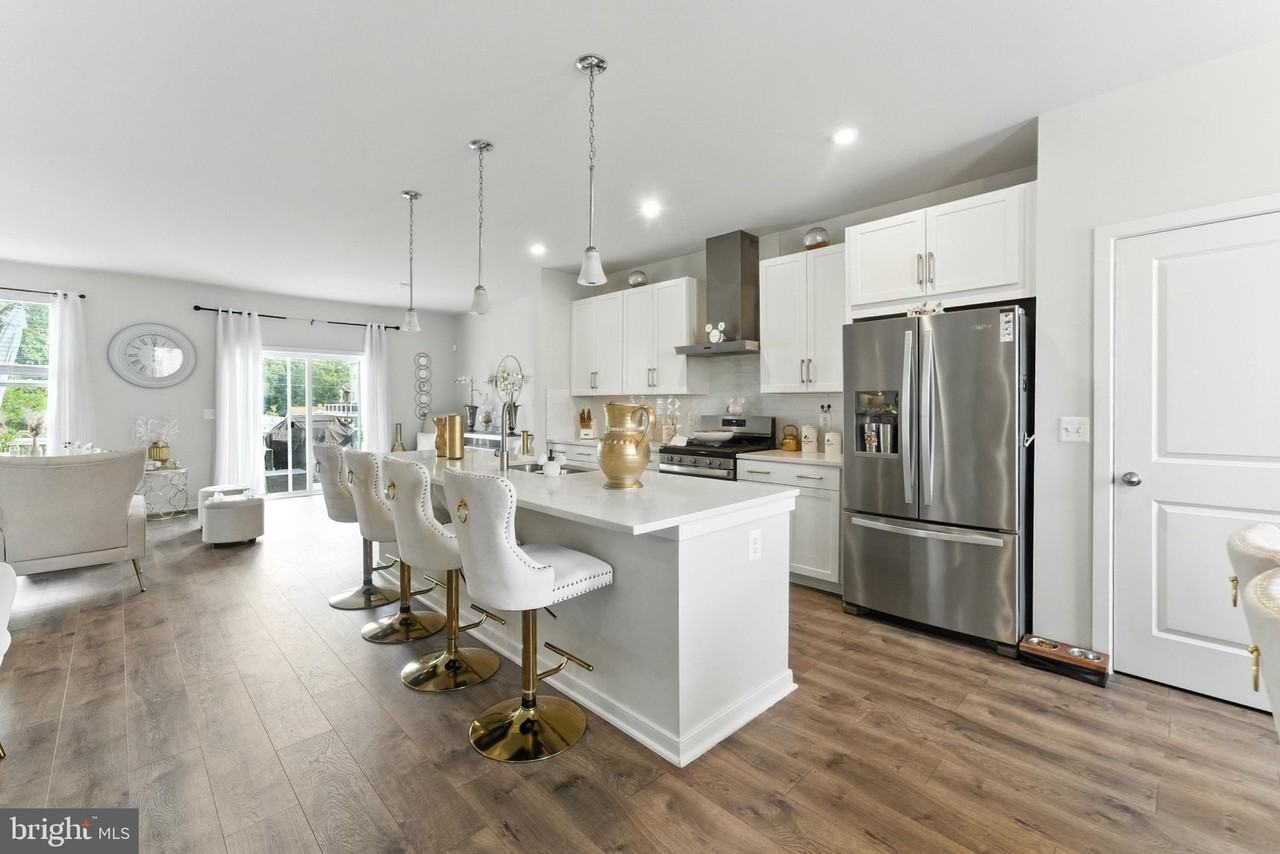 406 Honeyberry Ln - Photo 3 of 39