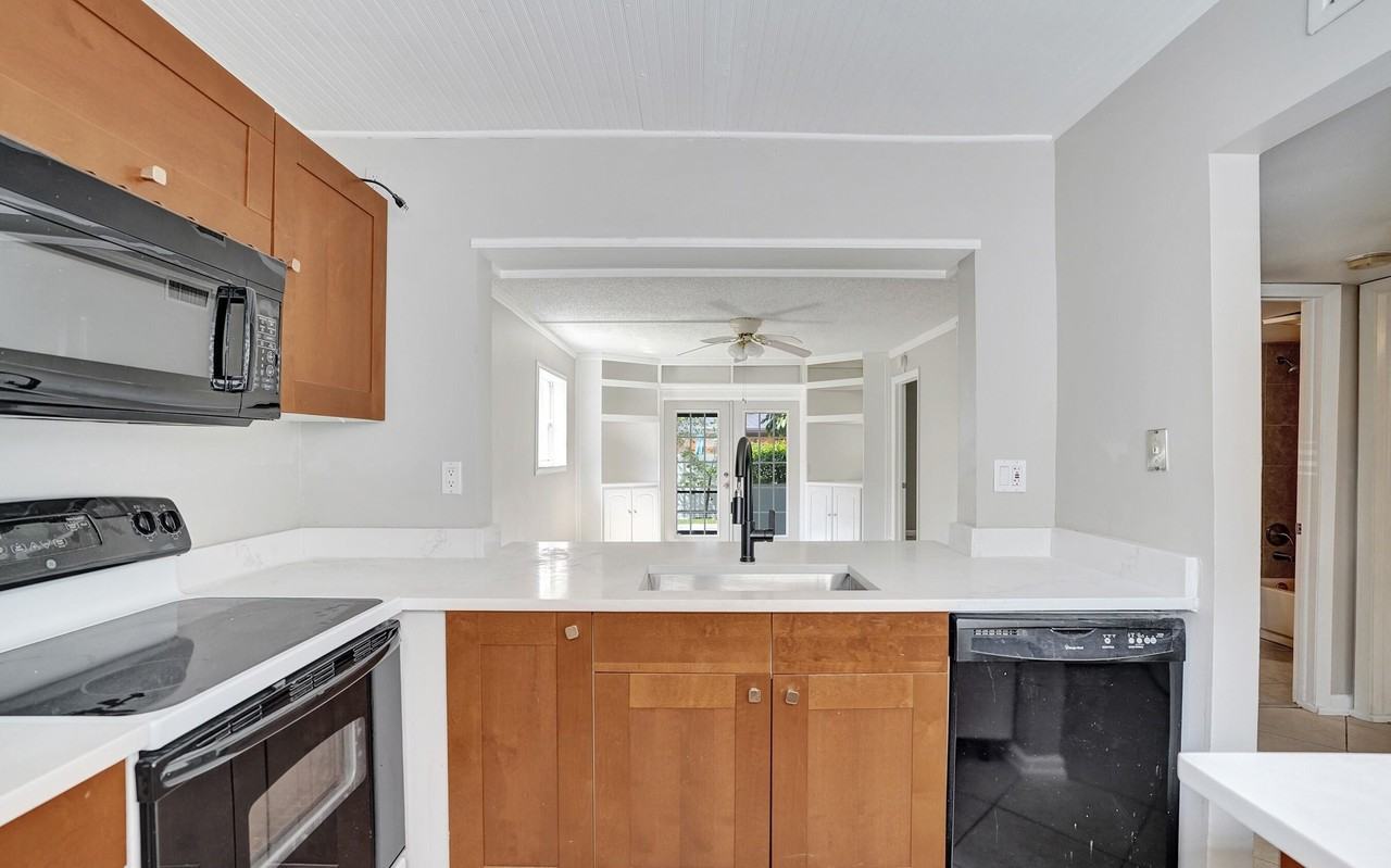 10585 Royal Palm Blvd #10585 - Photo 2 of 32