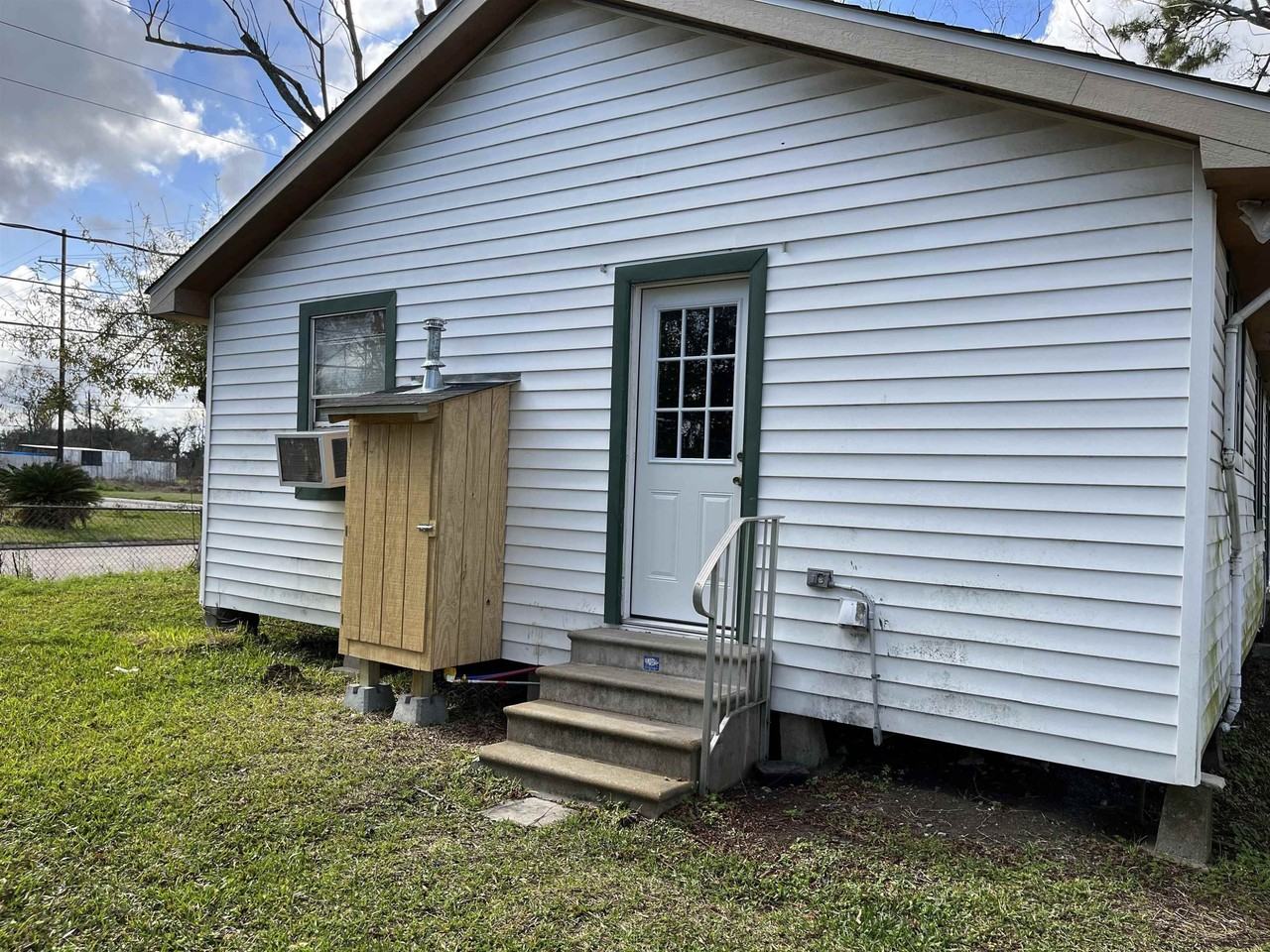 240 Boudreaux St - Photo 5 of 10