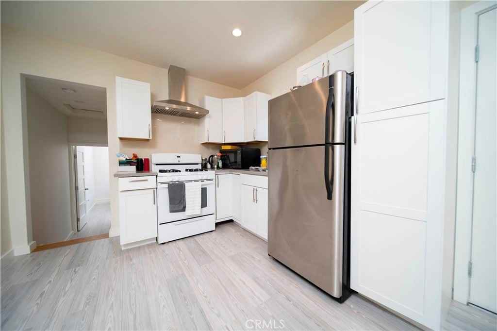 8135 Noble Ave - Photo 3 of 10