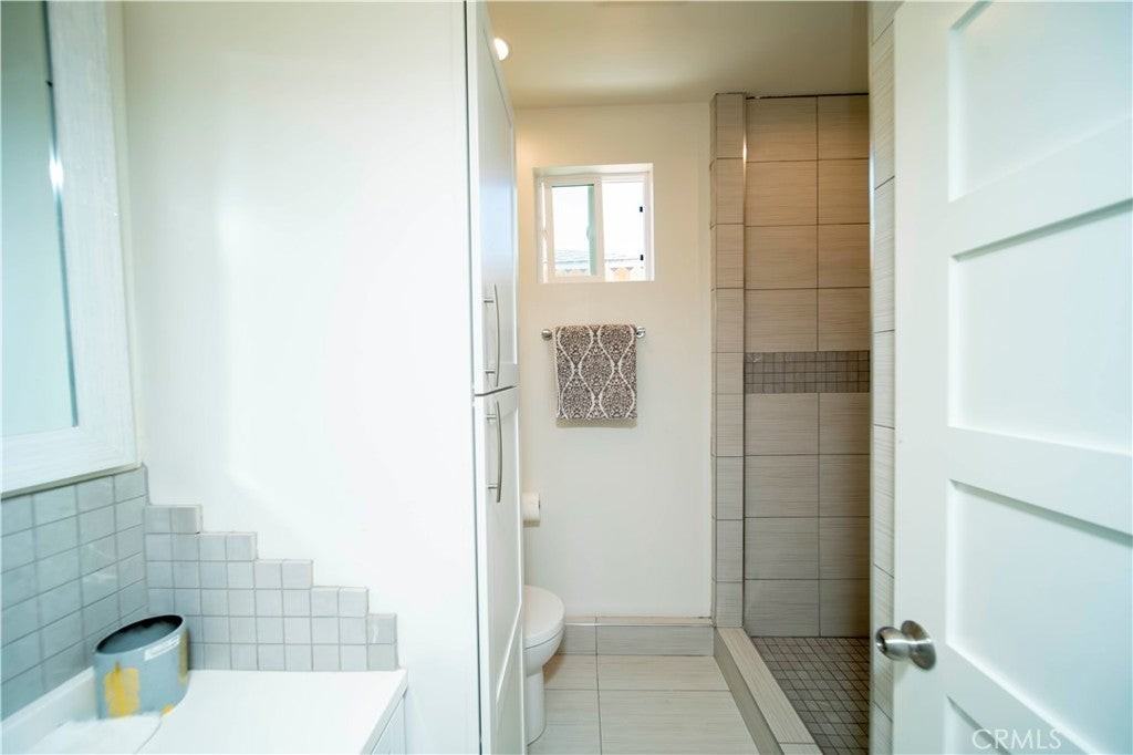 8135 Noble Ave - Photo 7 of 10