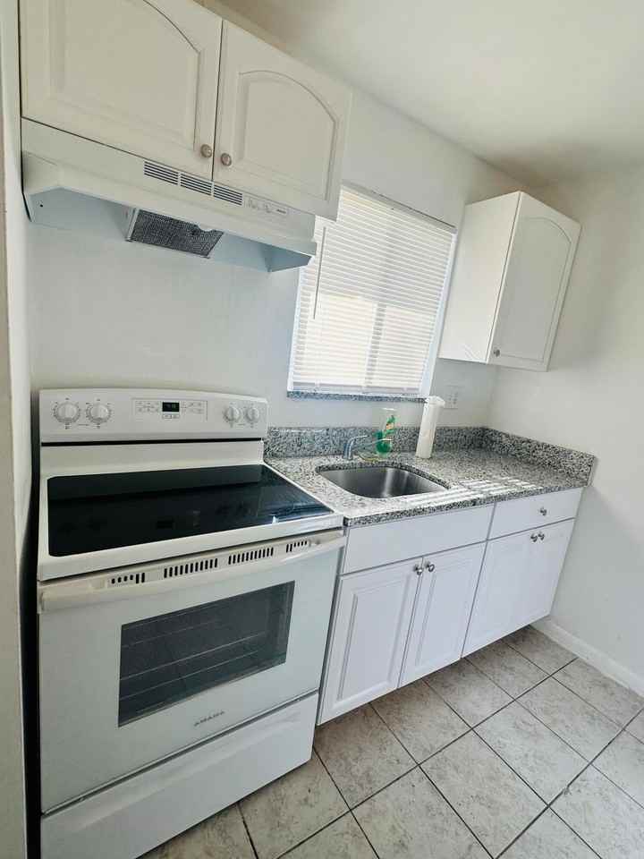 6054 Forest Hill Blvd - Photo 4 of 17