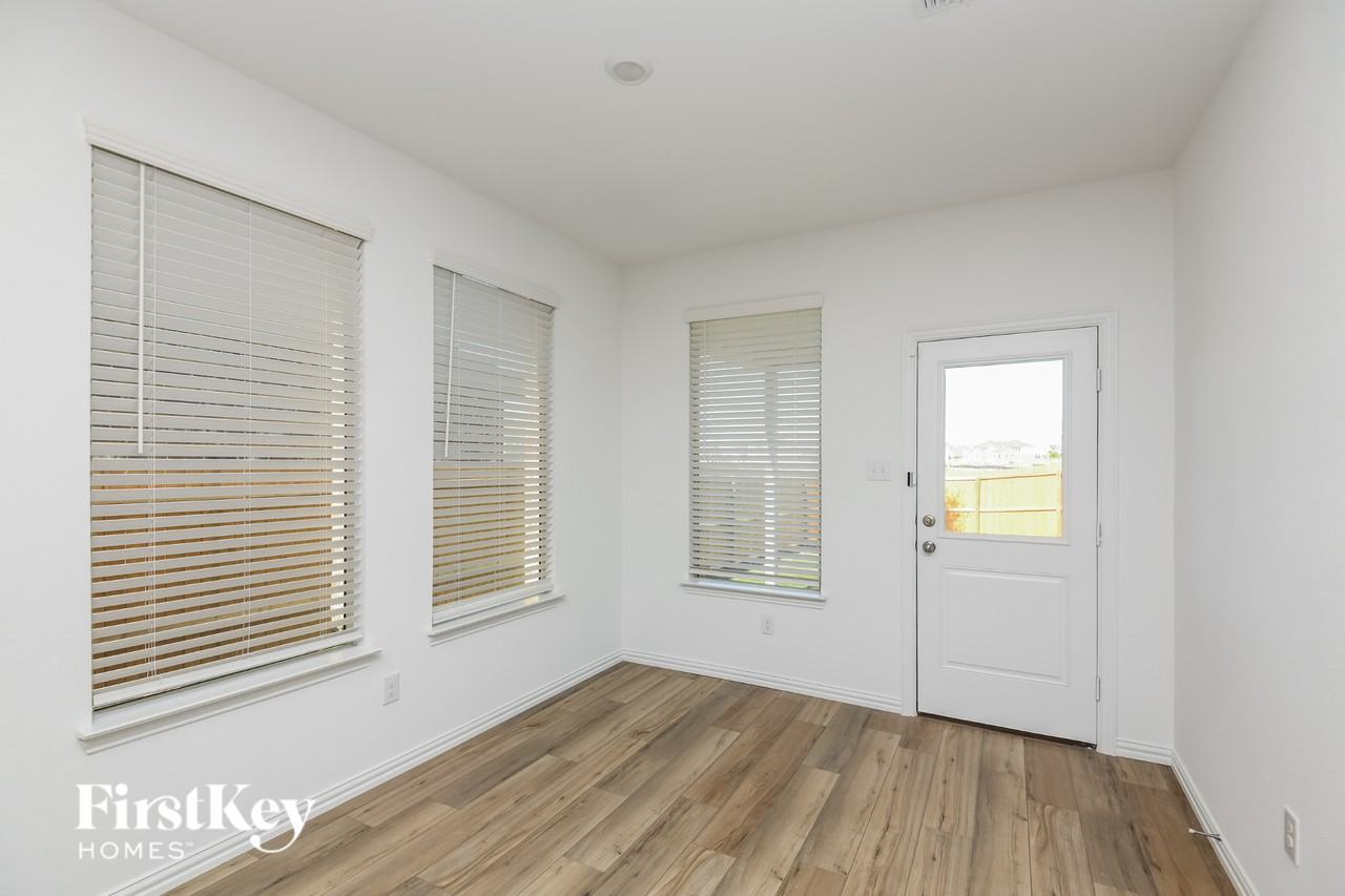 2516 Northcote Dr - Photo 4 of 16