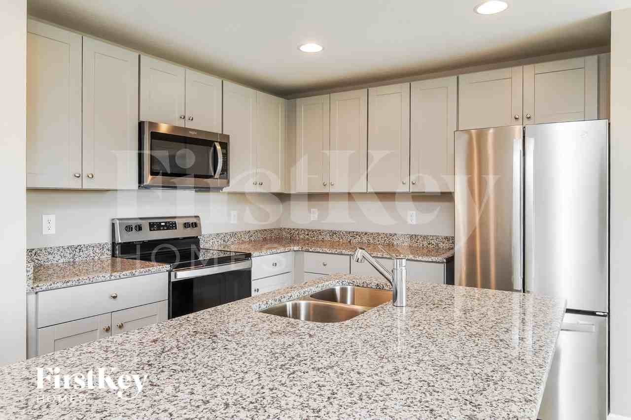 659 Lindbergh Way - Photo 5 of 15