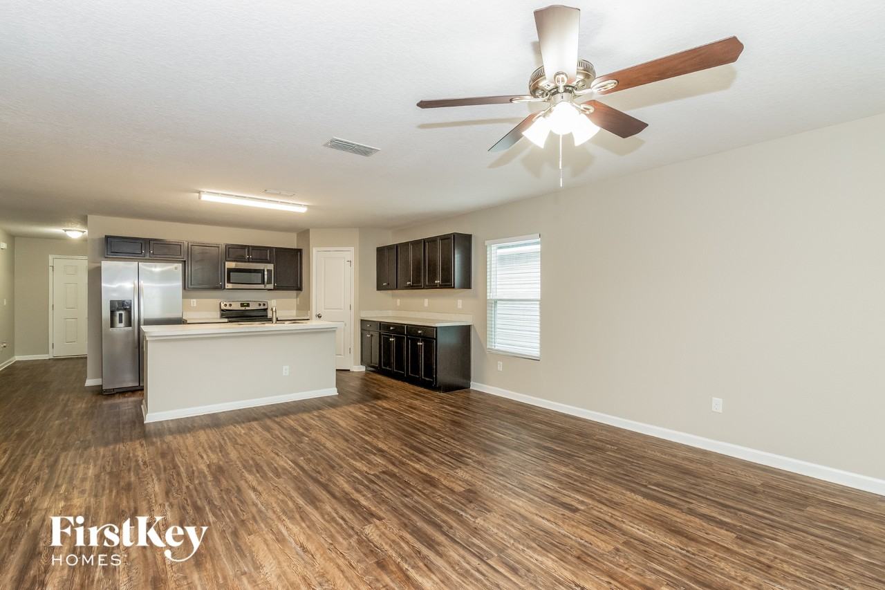 9836 Marine Ct - Photo 3 of 15