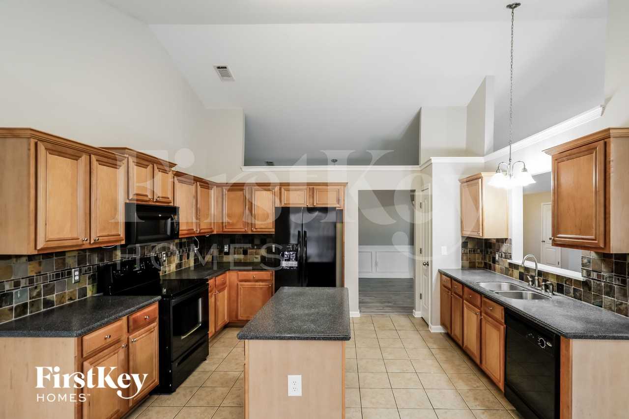 6732 Carriage Walk Ln - Photo 4 of 15