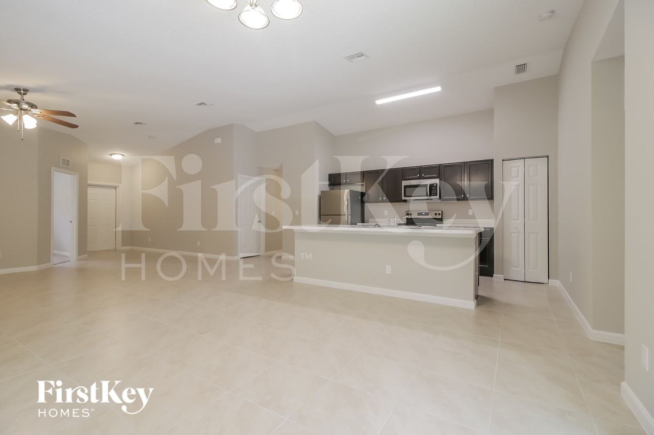 1099 Braddock Ave Se - Photo 4 of 18