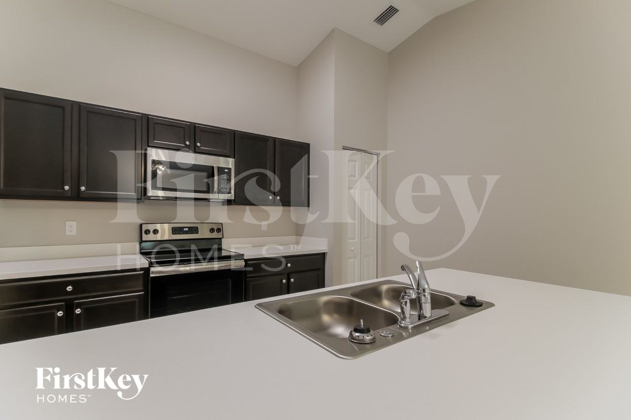 1099 Braddock Ave Se - Photo 5 of 18