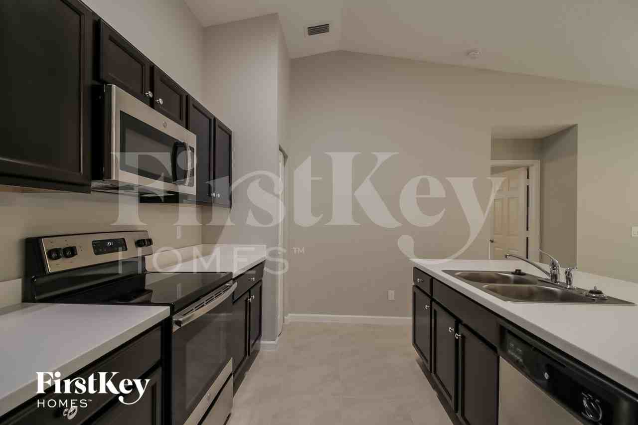 1099 Braddock Ave Se - Photo 6 of 18