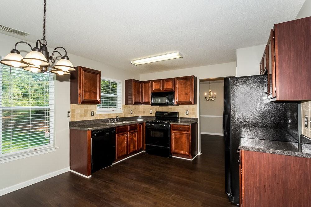 412 Peterson Dr - Photo 5 of 15