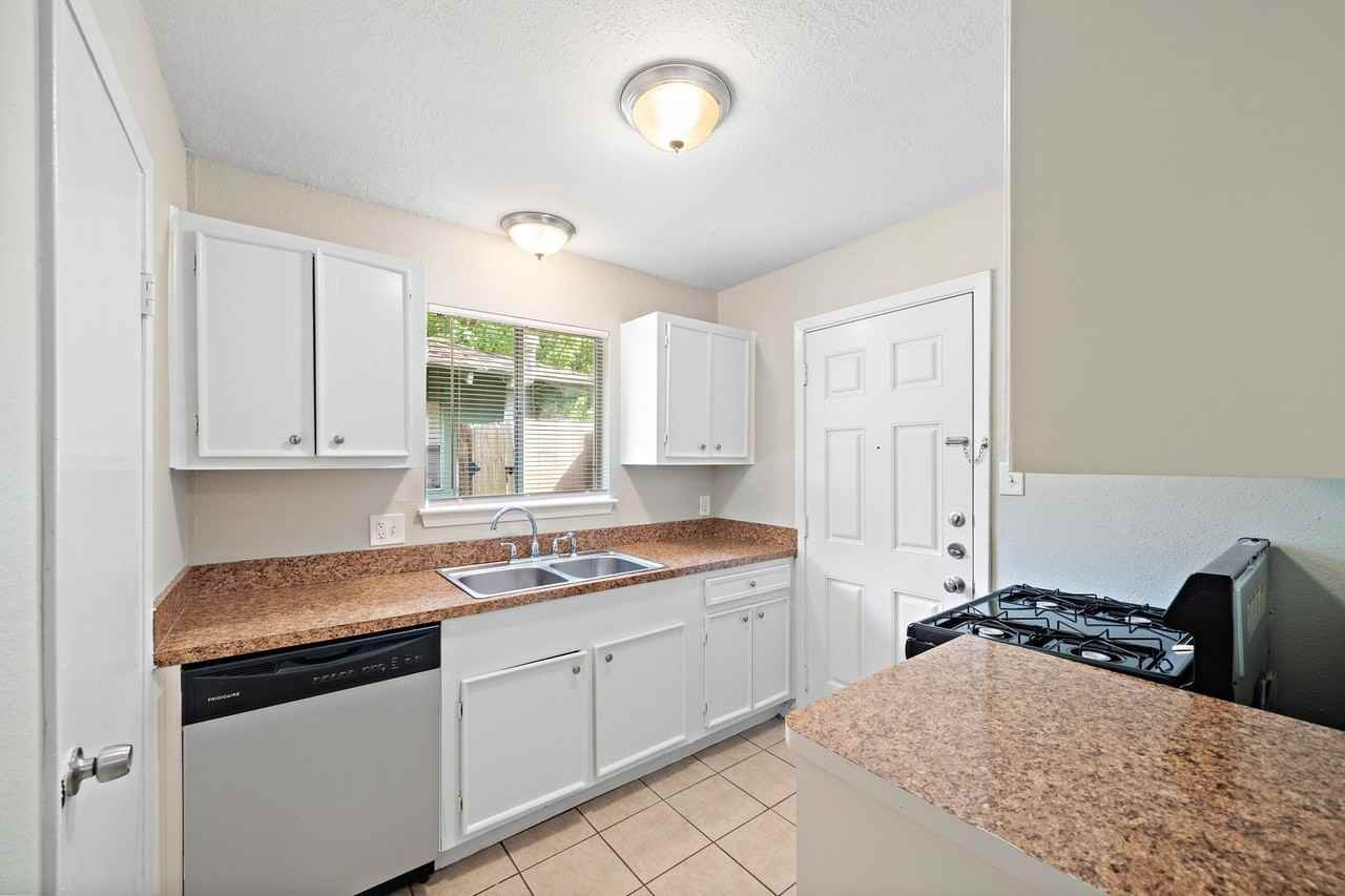 3307 Scotch Moss Ln - Photo 3 of 10