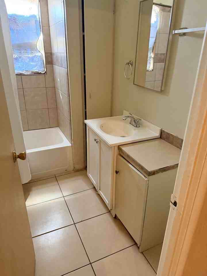 903 W 21st St - Photo 3 of 11