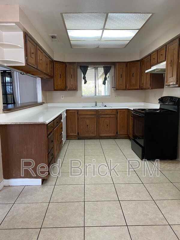 800 E 23rd St - Photo 3 of 16