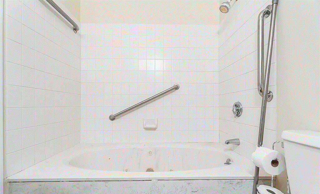 100 Marina Dr - Photo 3 of 9