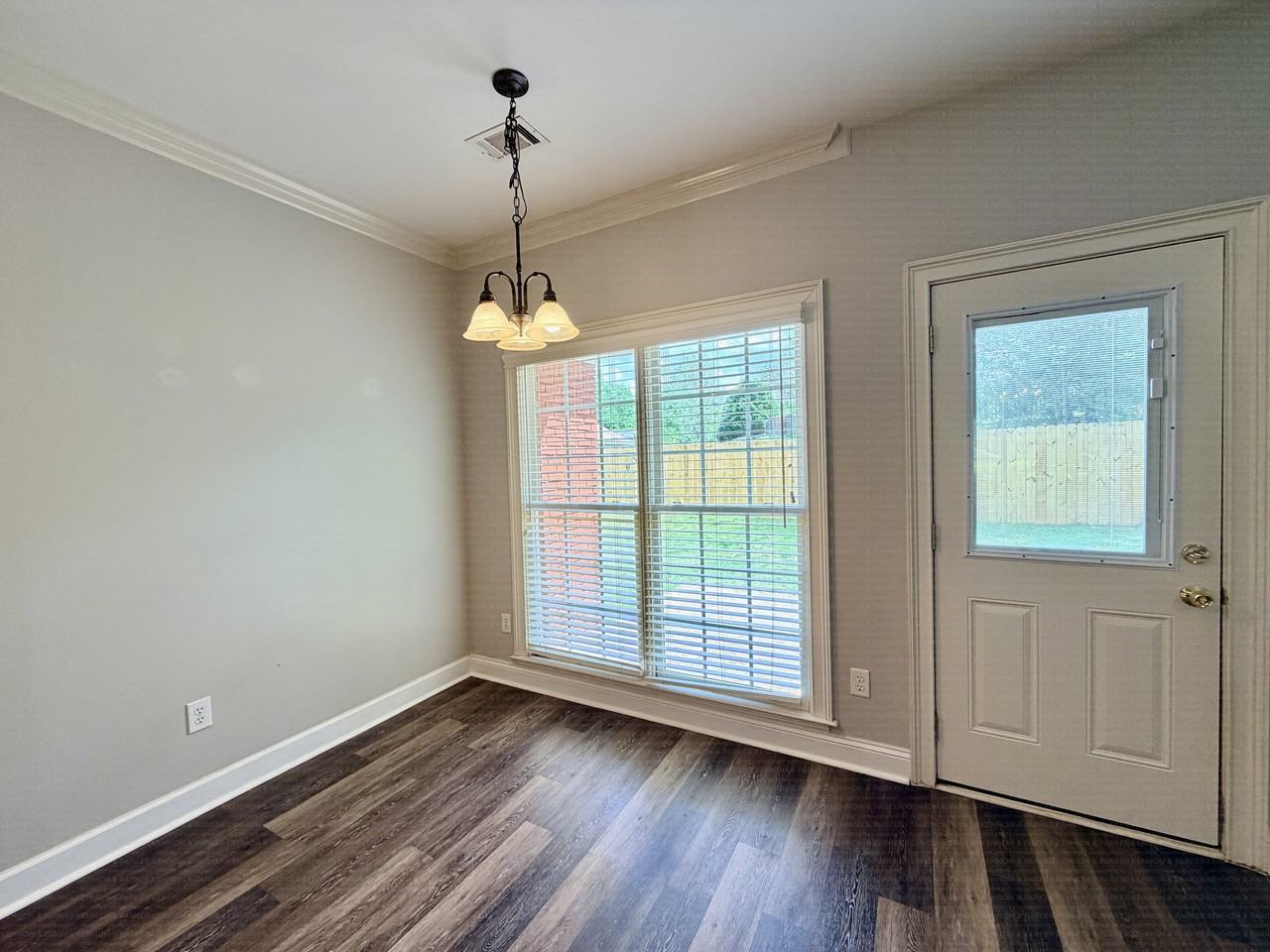 5004 Hunter Ln - Photo 5 of 21