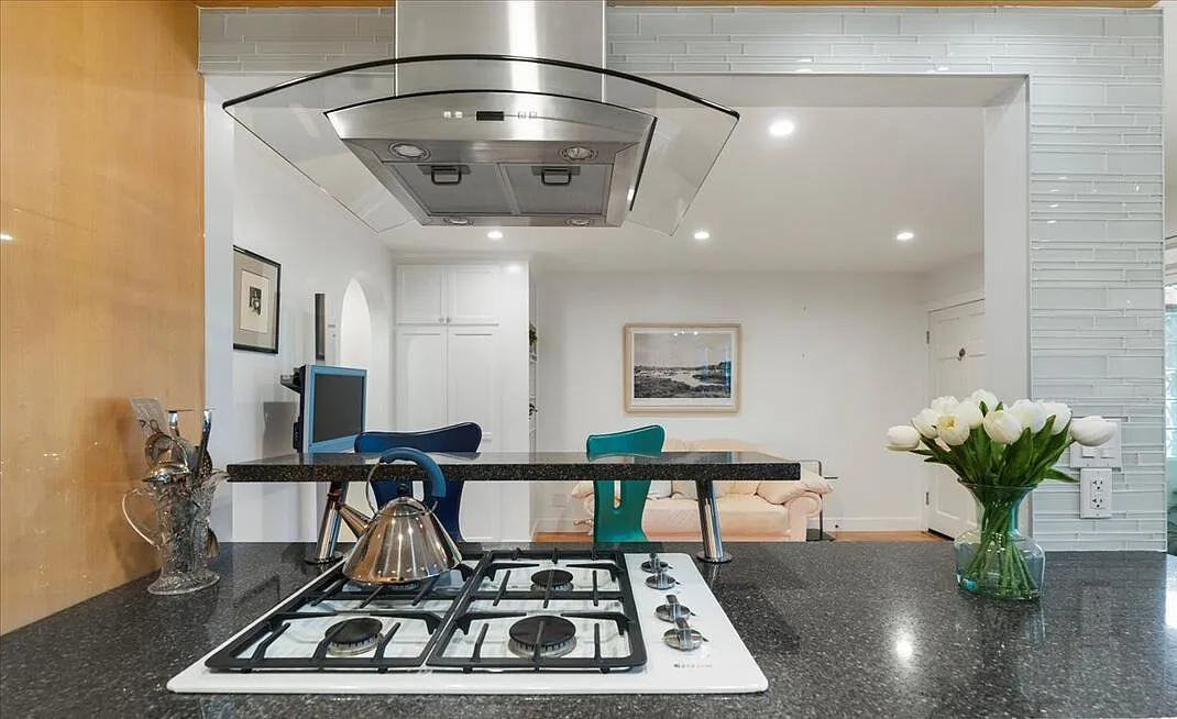 848 Pacific St #2 - Photo 4 of 17