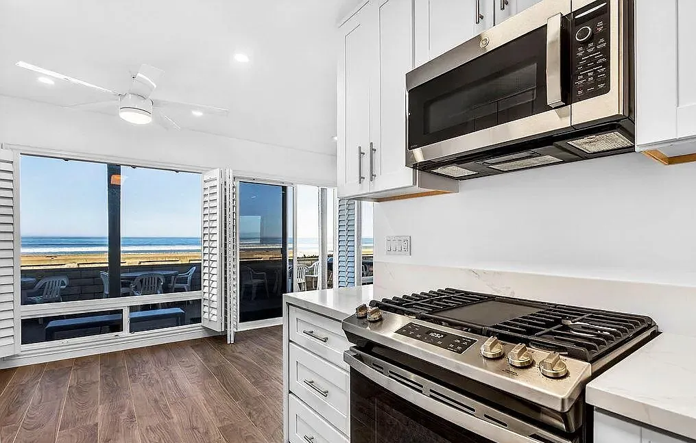 3645 Ocean Front Walk - Photo 4 of 10