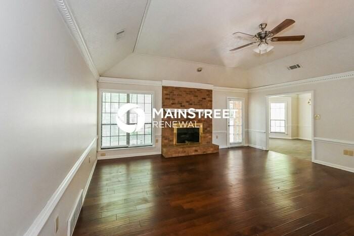 2239 Easton Dr - Photo 3 of 16