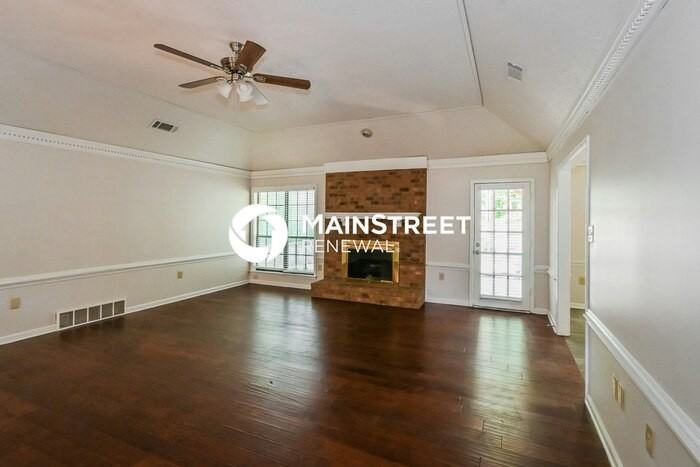 2239 Easton Dr - Photo 4 of 16