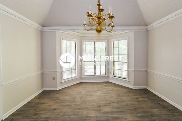 2239 Easton Dr - Photo 5 of 16