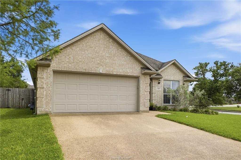 300 Robelmont Dr - Photo 2 of 20