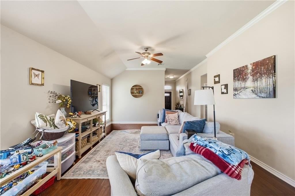 300 Robelmont Dr - Photo 5 of 20