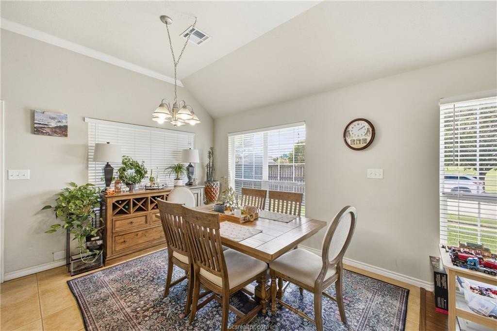 300 Robelmont Dr - Photo 6 of 20