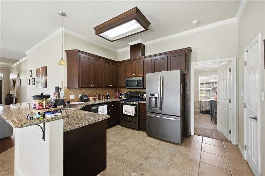 300 Robelmont Dr - Photo 7 of 20