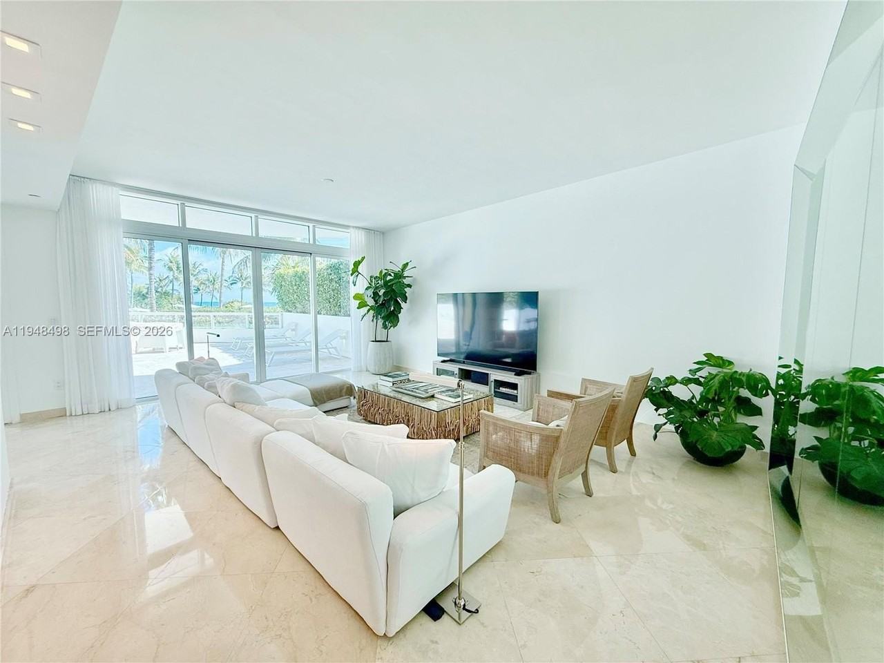 50 S Pointe Dr #TWN2 - Photo 2 of 30