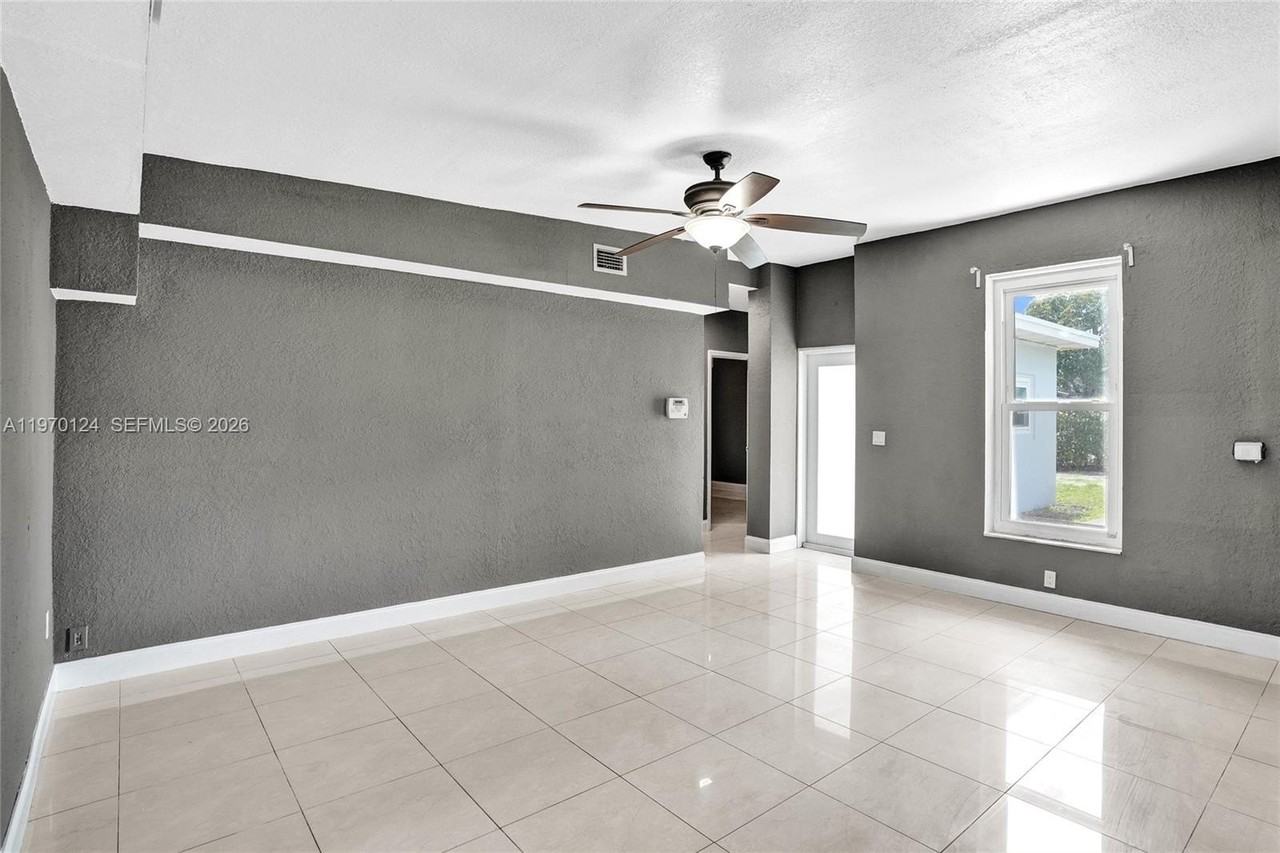 335 Nw 109th St - Photo 3 of 39