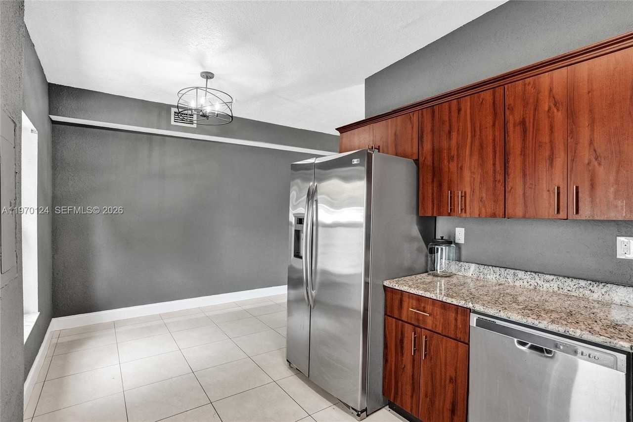 335 Nw 109th St - Photo 6 of 39