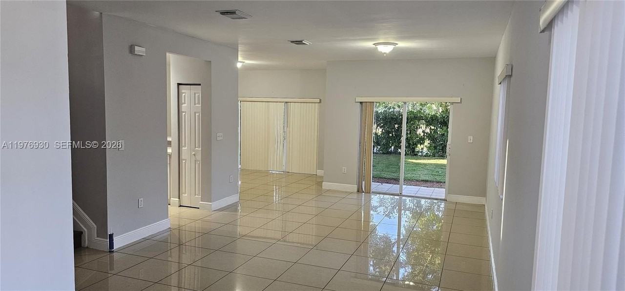 3389 Ne 4th St - Photo 4 of 48