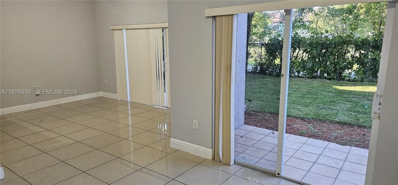 3389 Ne 4th St - Photo 5 of 48