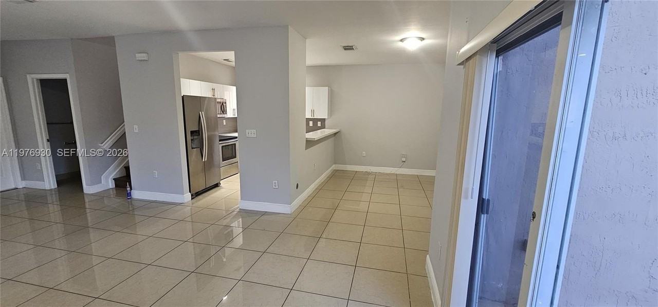 3389 Ne 4th St - Photo 6 of 48